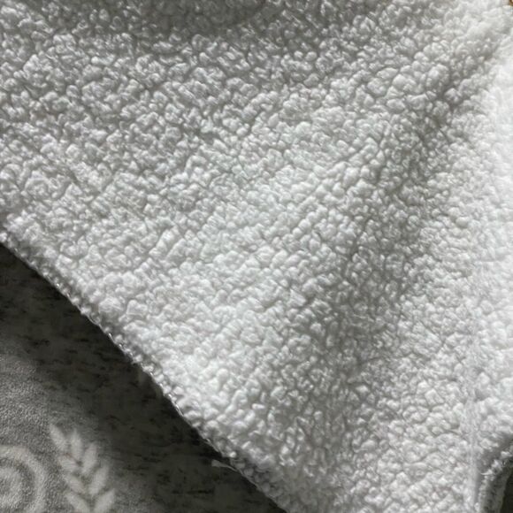 Vs pink/victoria’s Secret gray White twin size Sherpa blanket with all over logo - Picture 3 of 4